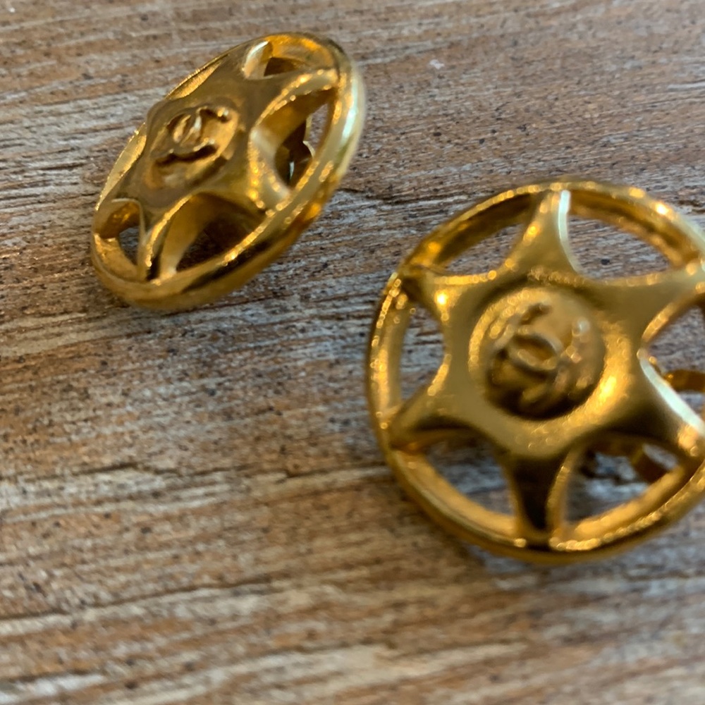 CHANEL CC Logo Star ⭐️ Logo Round Gold Clip On Earrings 90’s Vintage Y2k